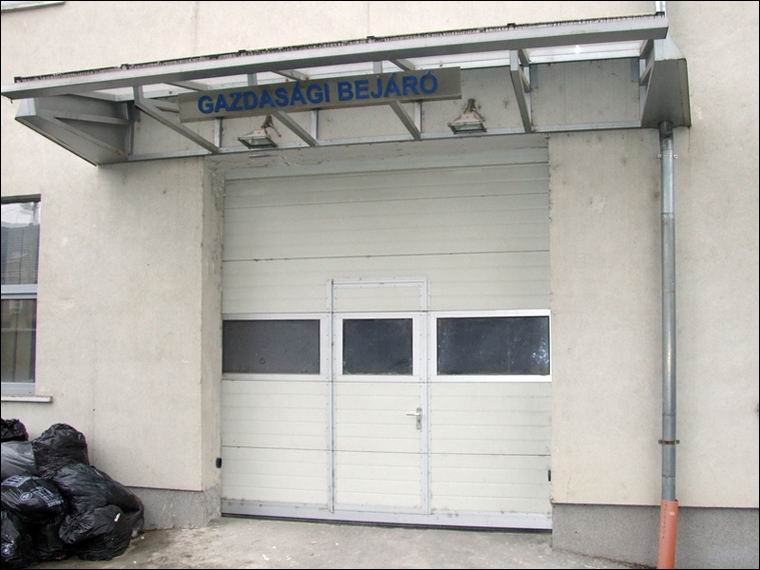 A panoráma ablakos szekcionált ipari kapuk beépített ajtóval is rendelhetők